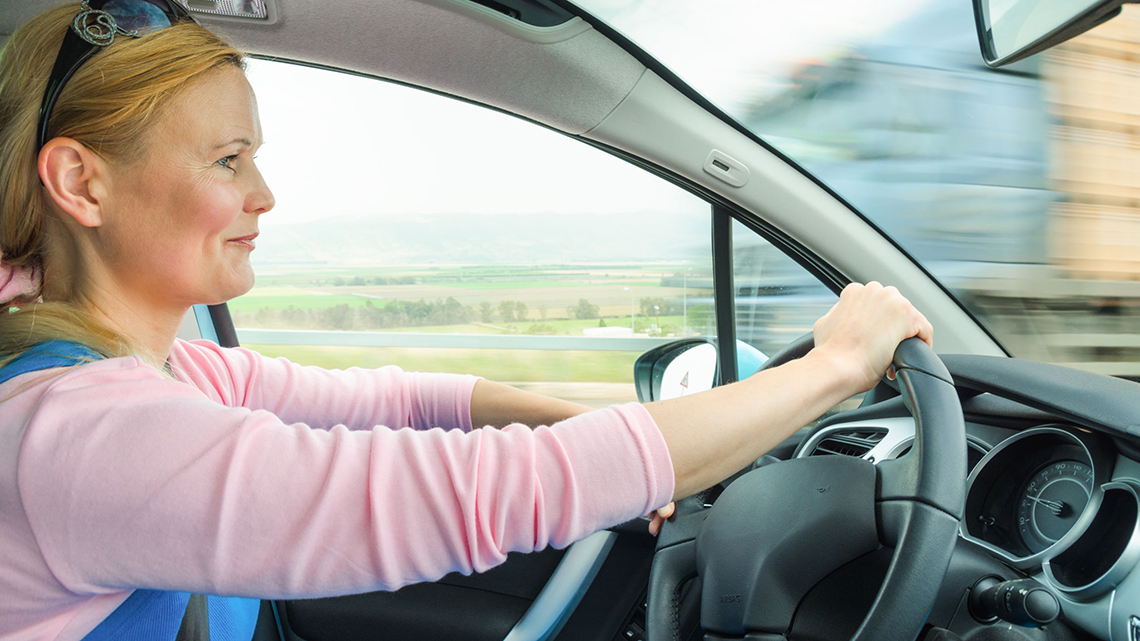 Når er det trygt å kjøre bil etter hofteoperasjon?
